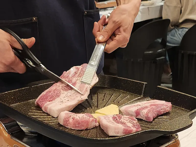 직원분이 고기를 구워주는 모습