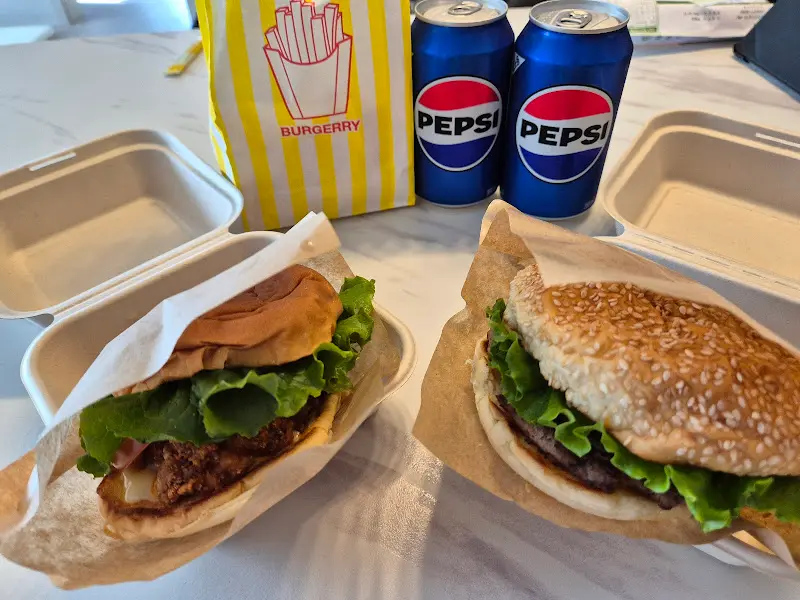 깔끔하게 포장된 버거 세트