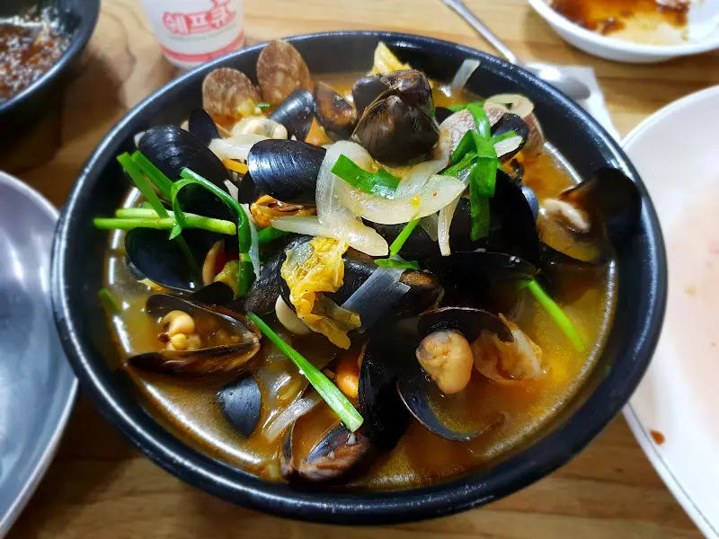 홍합이 가득 들어간 짬뽕의 모습