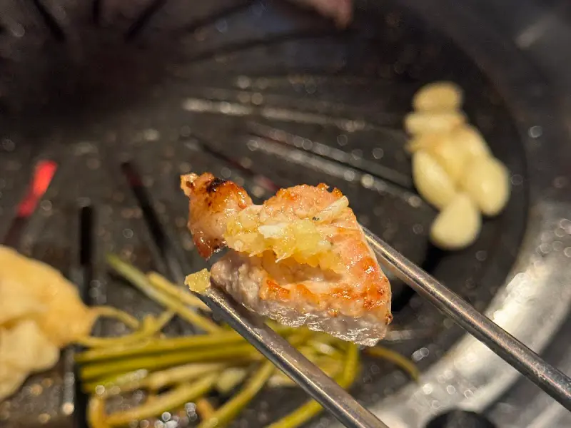 잘 구워진 돗갈비 한 점