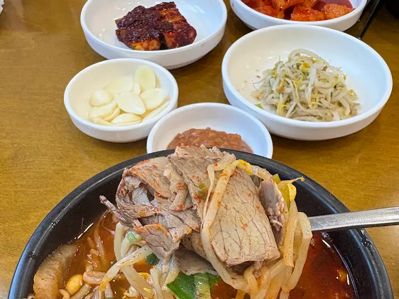 소고기국밥 속 고기와 콩나물