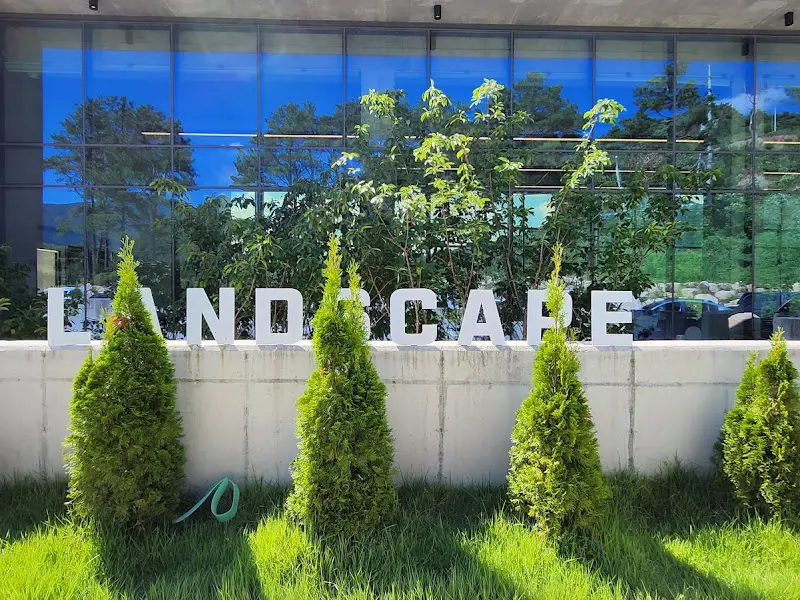'LANDSCAPE'라고 쓰여진 건물 외관