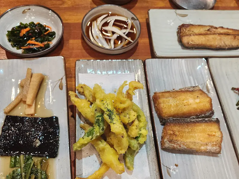 정갈하게 담긴 반찬들