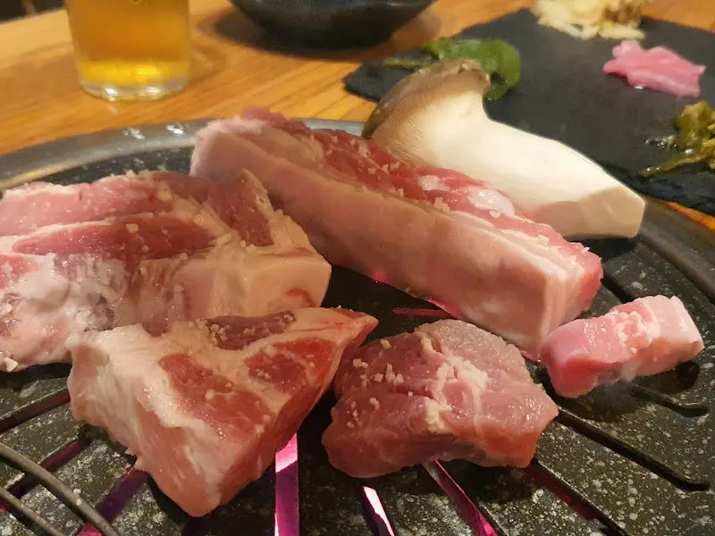 오겹살과 곁들임 채소