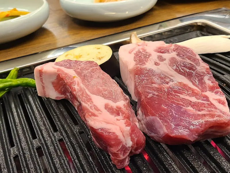 불판 위에 올려진 두툼한 목살