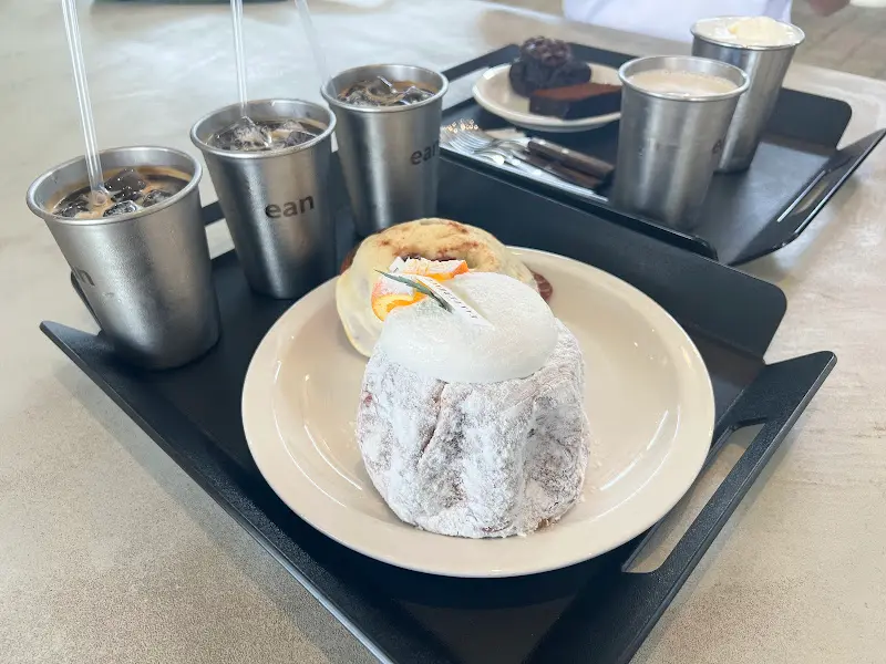 디저트와 음료가 가득한 테이블