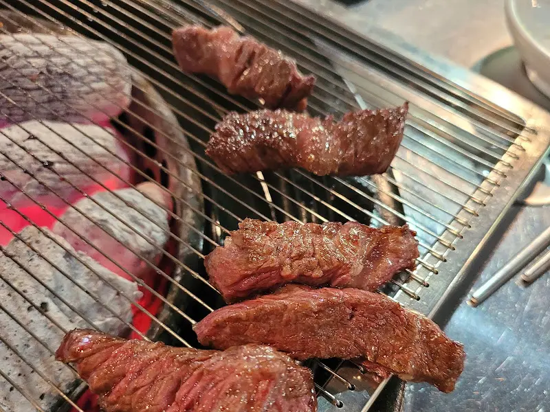 숯불 위에서 맛있게 구워지는 한우