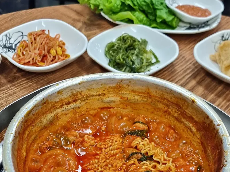 라면 사리를 넣어 끓인 짜글이