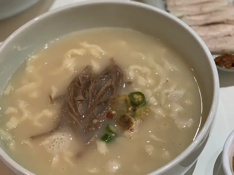 뽀얀 국물의 한우 사골 칼국수