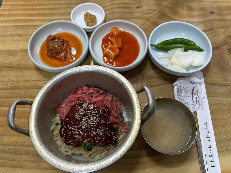 육회비빔밥과 탕국