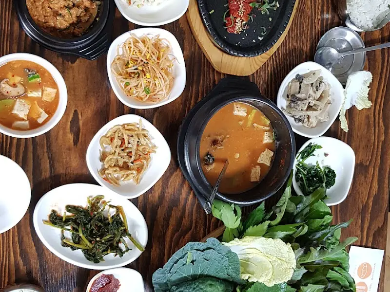 테이블 가득 차려진 쌈밥 정식