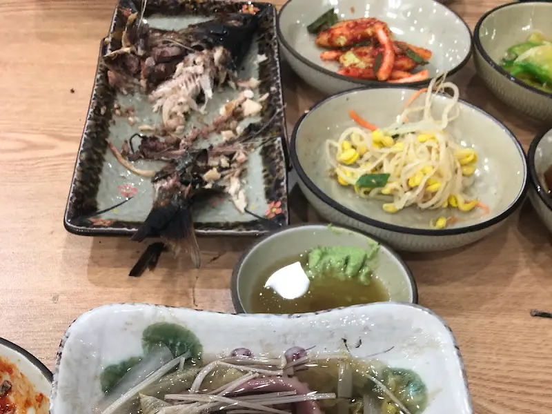 깔끔하게 비워진 식탁