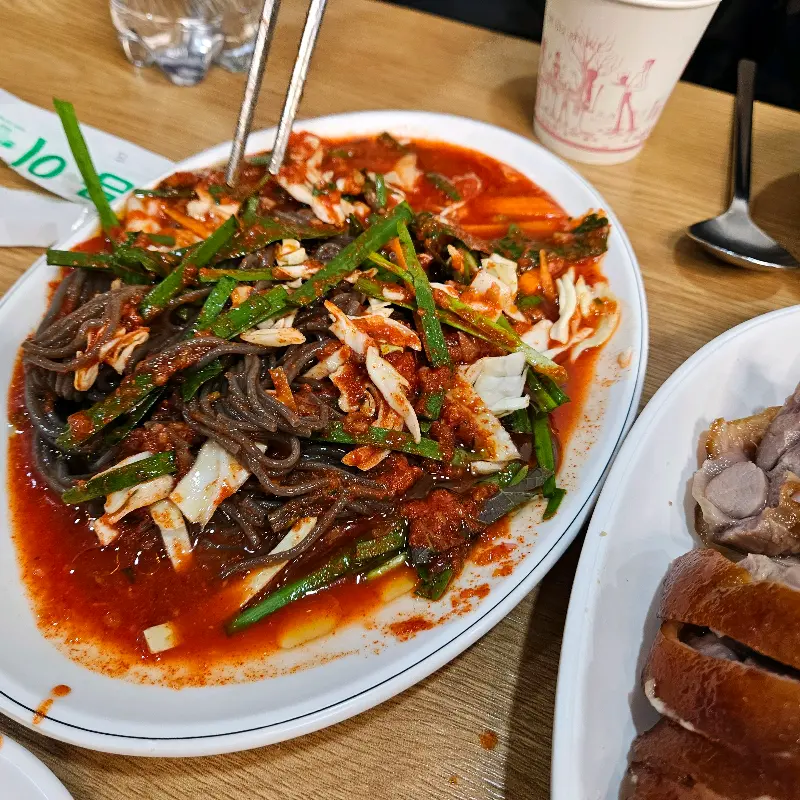 한 상 가득 차려진 족발