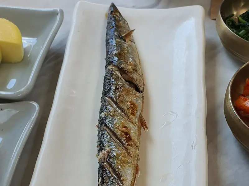 구워져 나온 한 마리의 생선