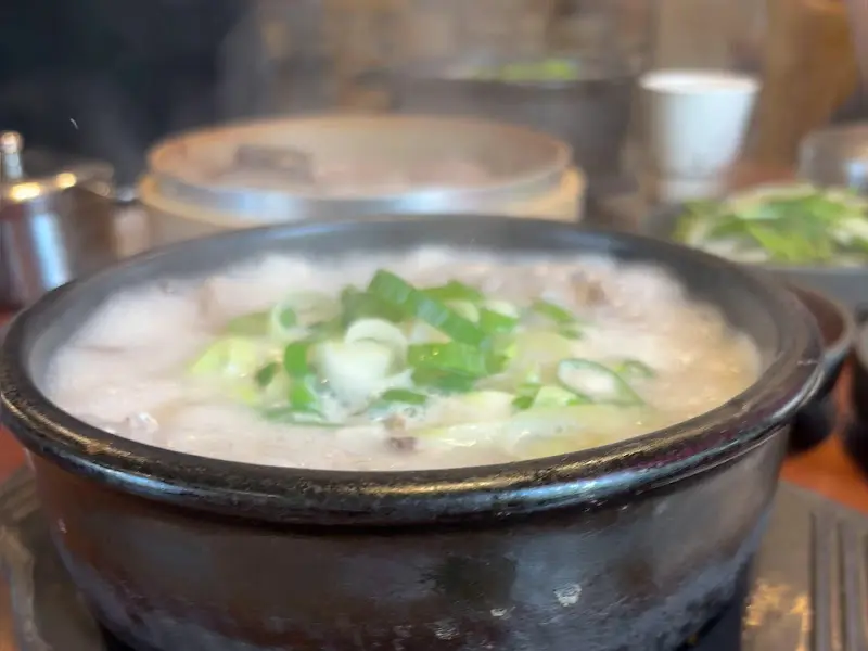 뚝배기에서 피어오르는 김