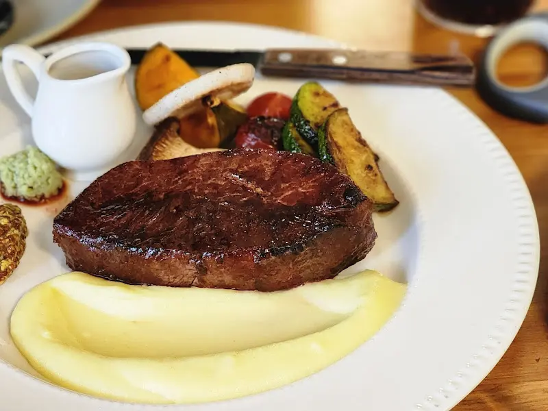 스테이크와 곁들여진 가니쉬