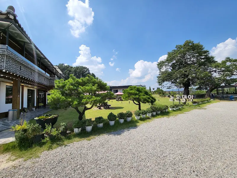 넓은 잔디밭과 한옥 건물이 어우러진 풍경