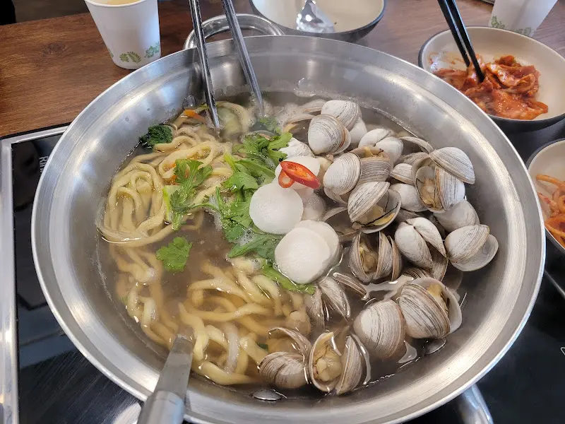 칼국수 면과 동죽 조개가 가득 담긴 모습