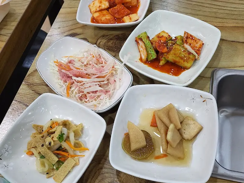 정갈하게 담긴 밑반찬 클로즈업 샷