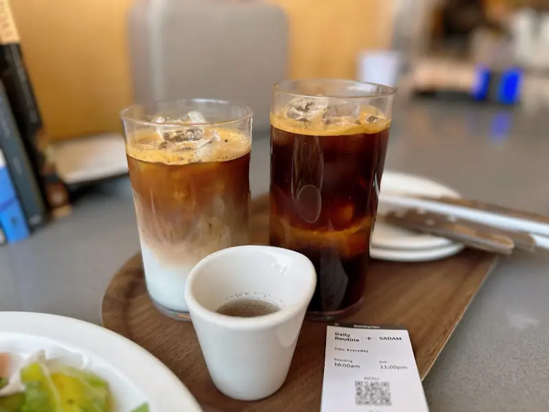 아이스 아메리카노와 바닐라 라떼