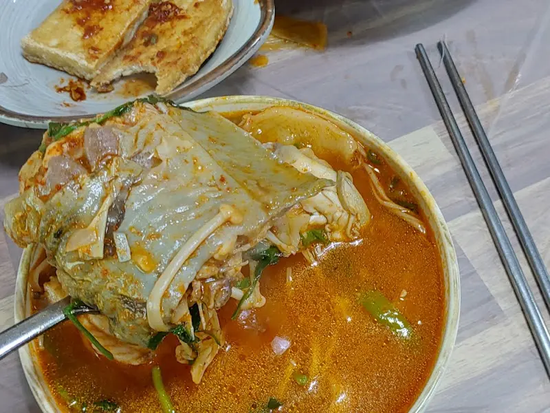 국자로 떠올린 메기 살, 윤기가 좔좔 흐르는 게 침샘을 자극한다.