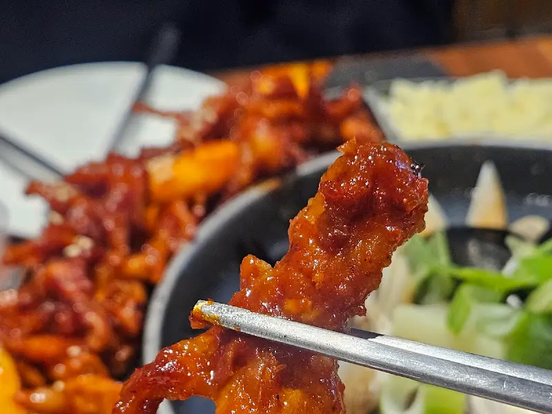 젓가락으로 집은 닭발