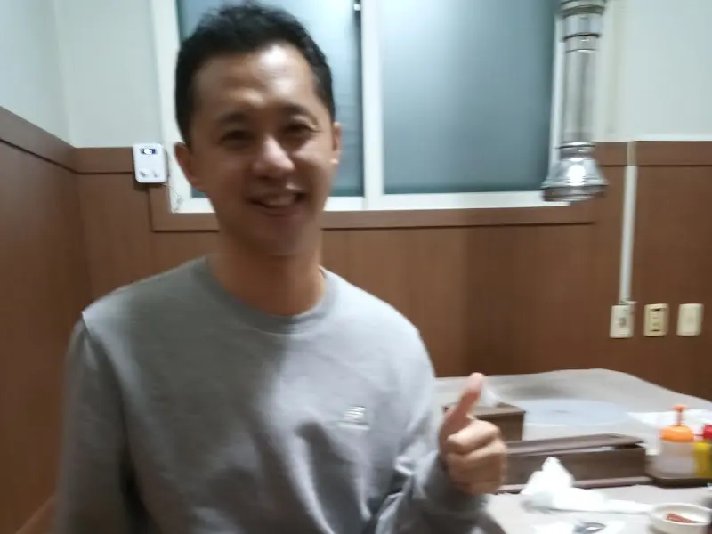 밝은 표정의 손님