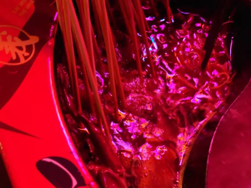 홍탕에 담긴 꼬치의 모습