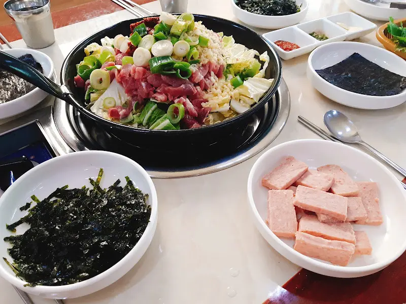 푸짐한 비빔돼지 한 상 차림