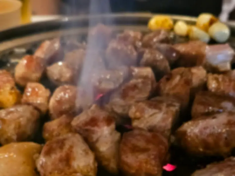 연기가 피어오르는 고기