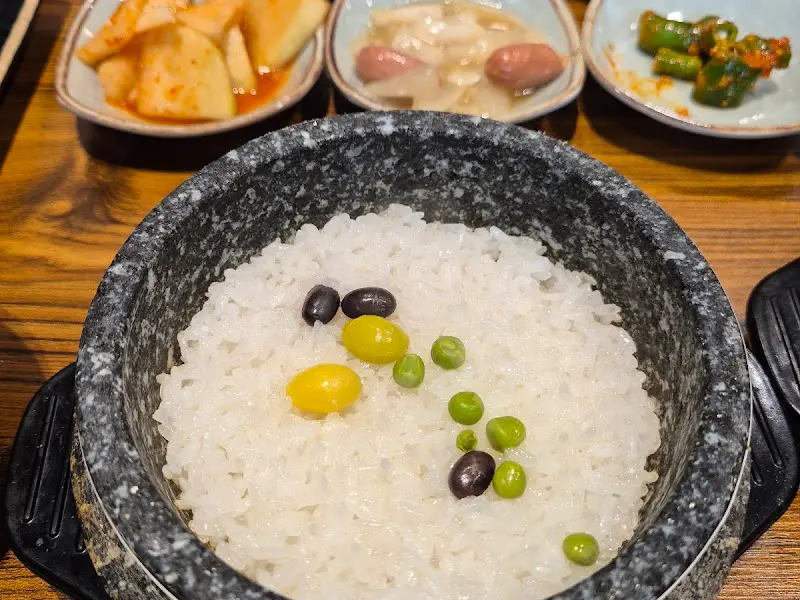 영양 돌솥밥의 모습. 콩, 율무, 은행 등 다양한 곡물이 밥 위에 올려져 있다.