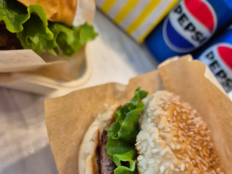 테이블 위에 놓인 버거 세트