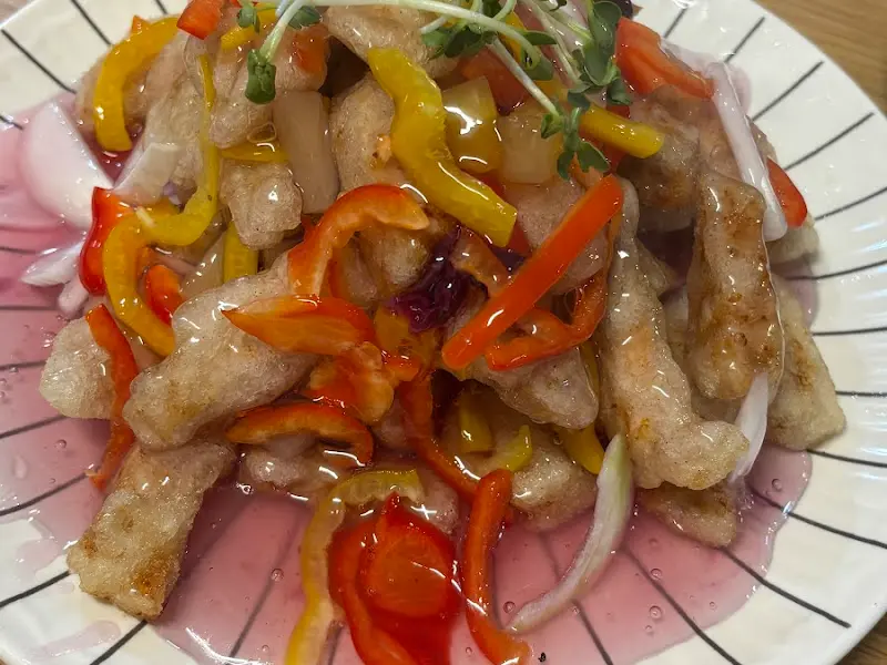 새콤달콤한 소스와 채소가 듬뿍 올려진 찹쌀 탕수육의 모습