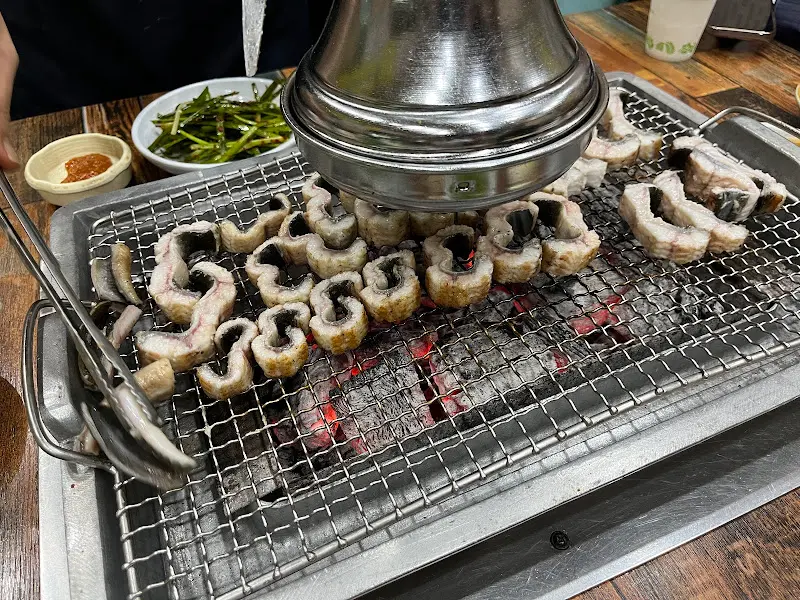 숯불 위에서 익어가는 장어