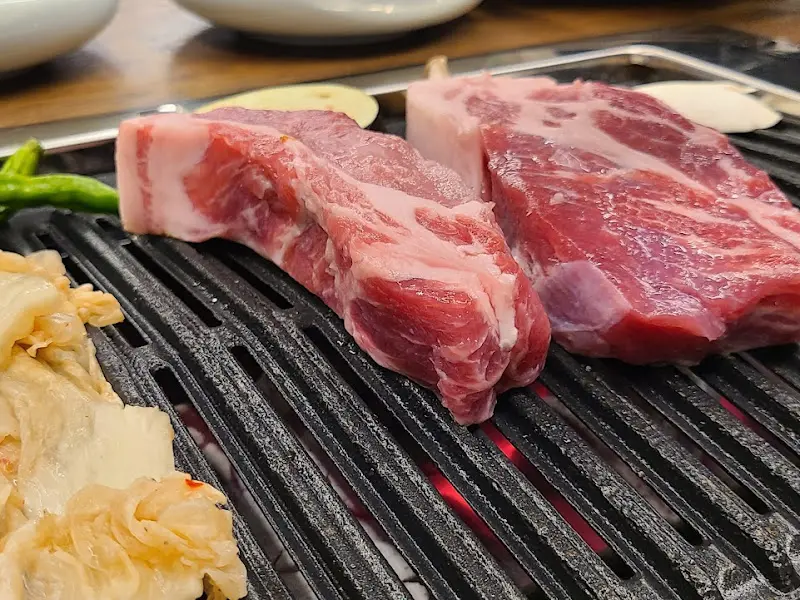 잘 익은 목살의 단면