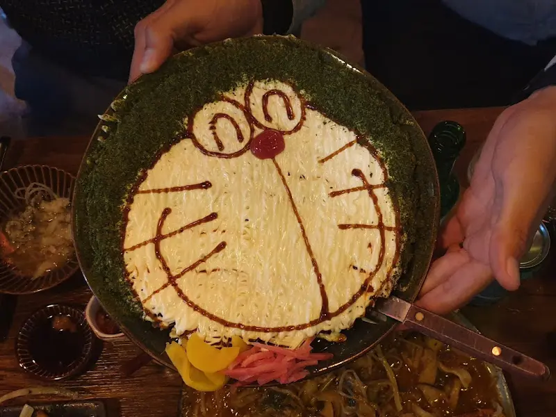 도라에몽 모양으로 데코레이션된 오코노미야끼