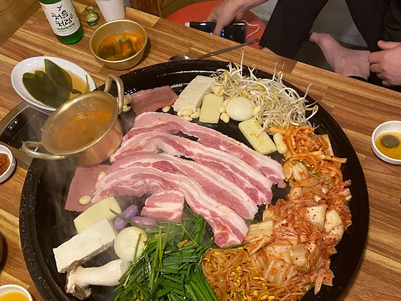 솥뚜껑 한 상 차림