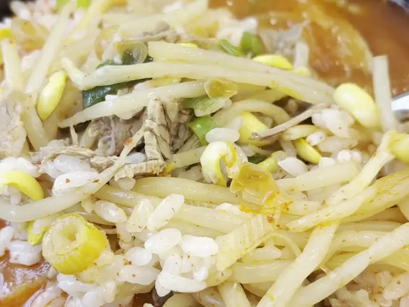 소고기국밥 속 콩나물과 밥알