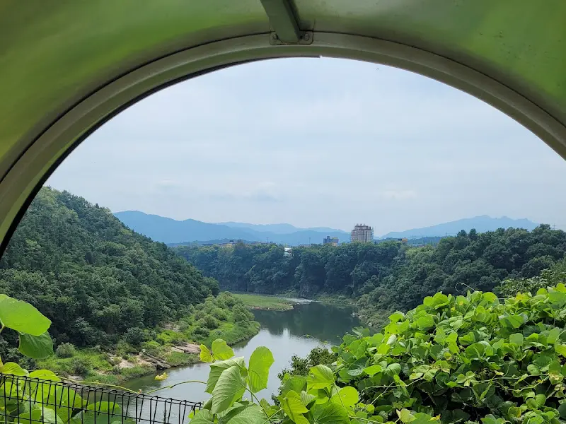 창밖으로 보이는 한탄강 풍경