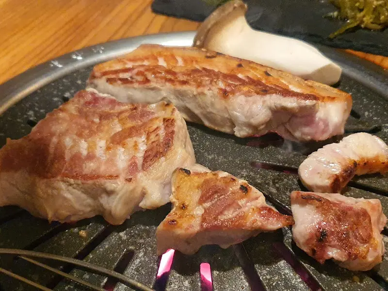 노릇하게 구워진 오겹살