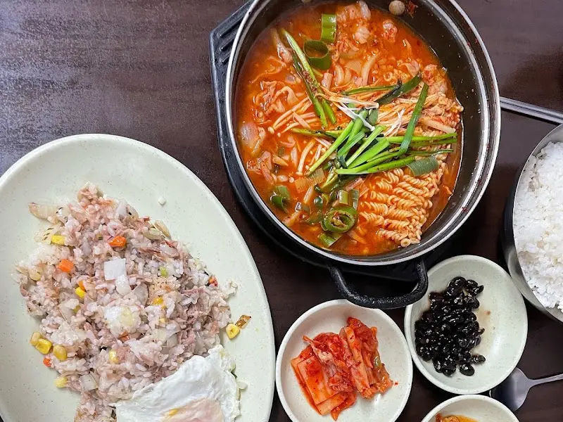 김치찌개와 야채볶음밥, 그리고 다양한 밑반찬