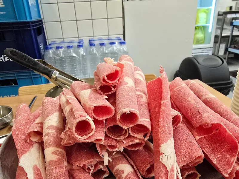 테이블 위에 놓인 소고기