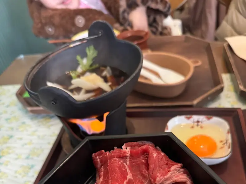 스키야키가 끓고 있는 모습