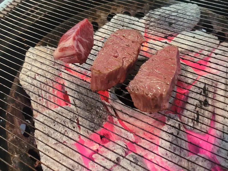 숯불 위에서 노릇노릇 익어가는 한우