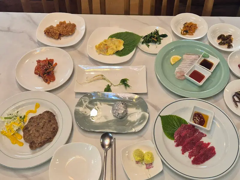 푸짐하게 차려진 당산마루 한상차림