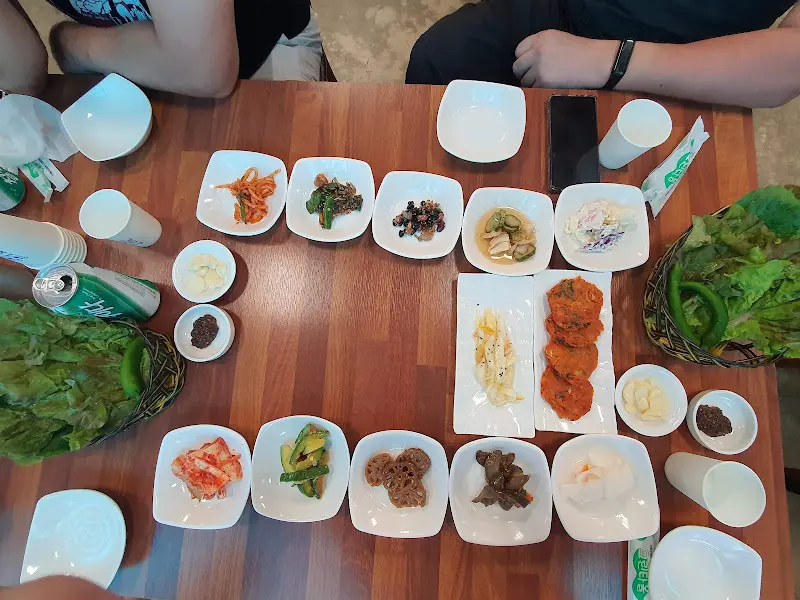 정갈하게 담긴 반찬들