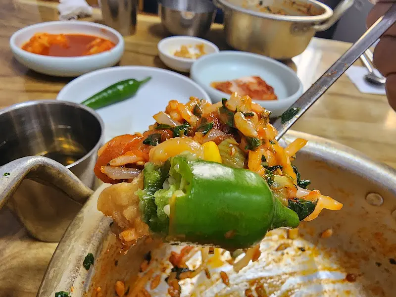 숟가락에 올려진 육회비빔밥