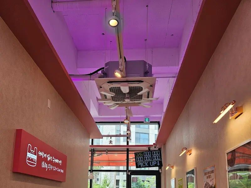 매장 내부 인테리어