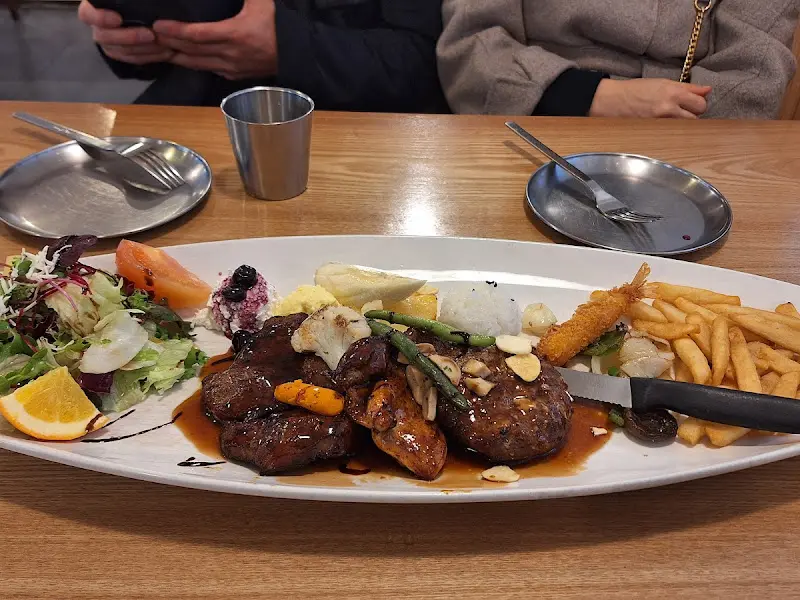 몬스터 패밀리 플레이트 근접샷