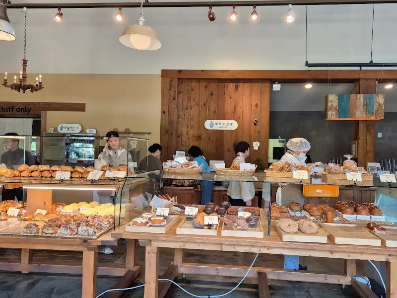 다양한 빵을 판매하는 내부